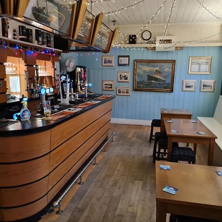 The Hope And Anchor Hotel Goodwick Esterno foto