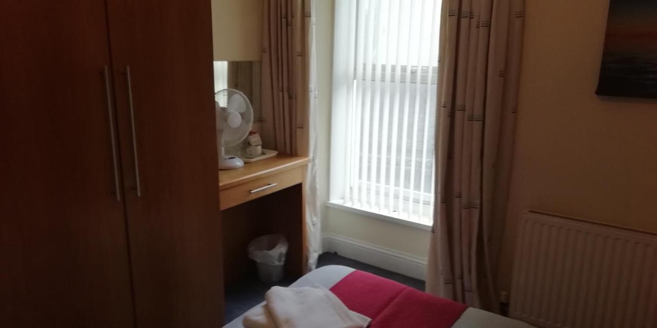 The Hope And Anchor Hotel Goodwick Esterno foto